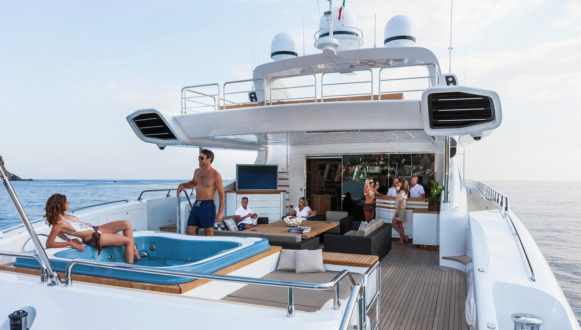 Réception privée avec jacuzzi sur le pont du yacht