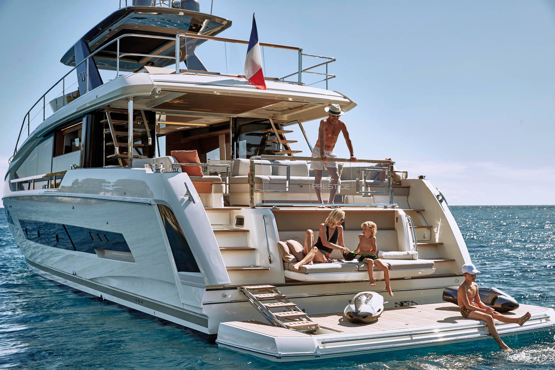 Détente sur la plage arrière du yacht
