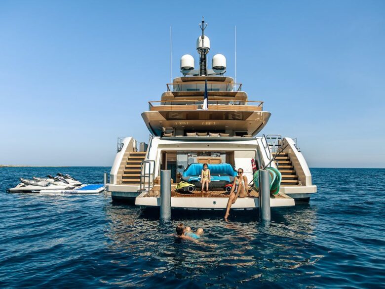 Yacht au mouillage avec jet-ski