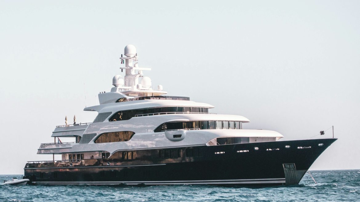 Yacht de luxe naviguant en pleine mer